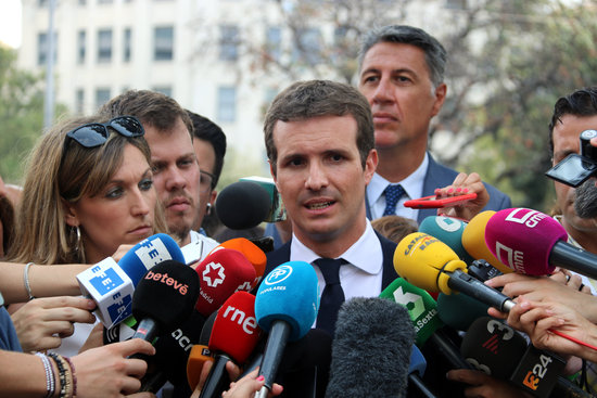 Pablo Casado speaks to the press in August 2018 (by Àlex Recolons)